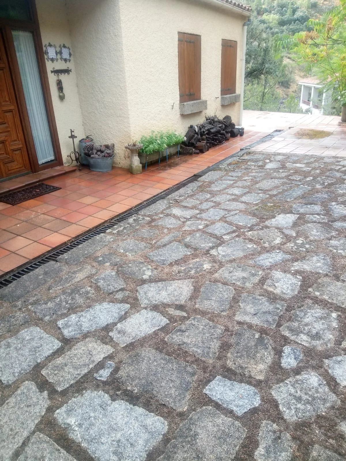 Entrada de la vivienda con pavimento de piedra