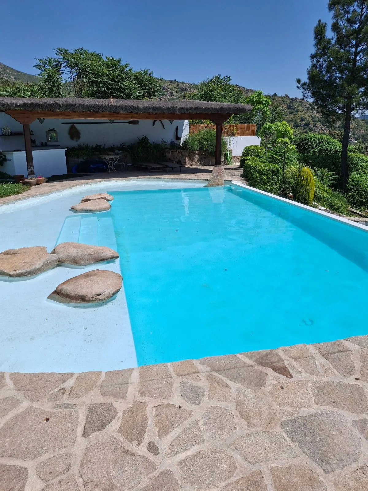 Jardín con piscina y pérgola en la sierra de Madrid