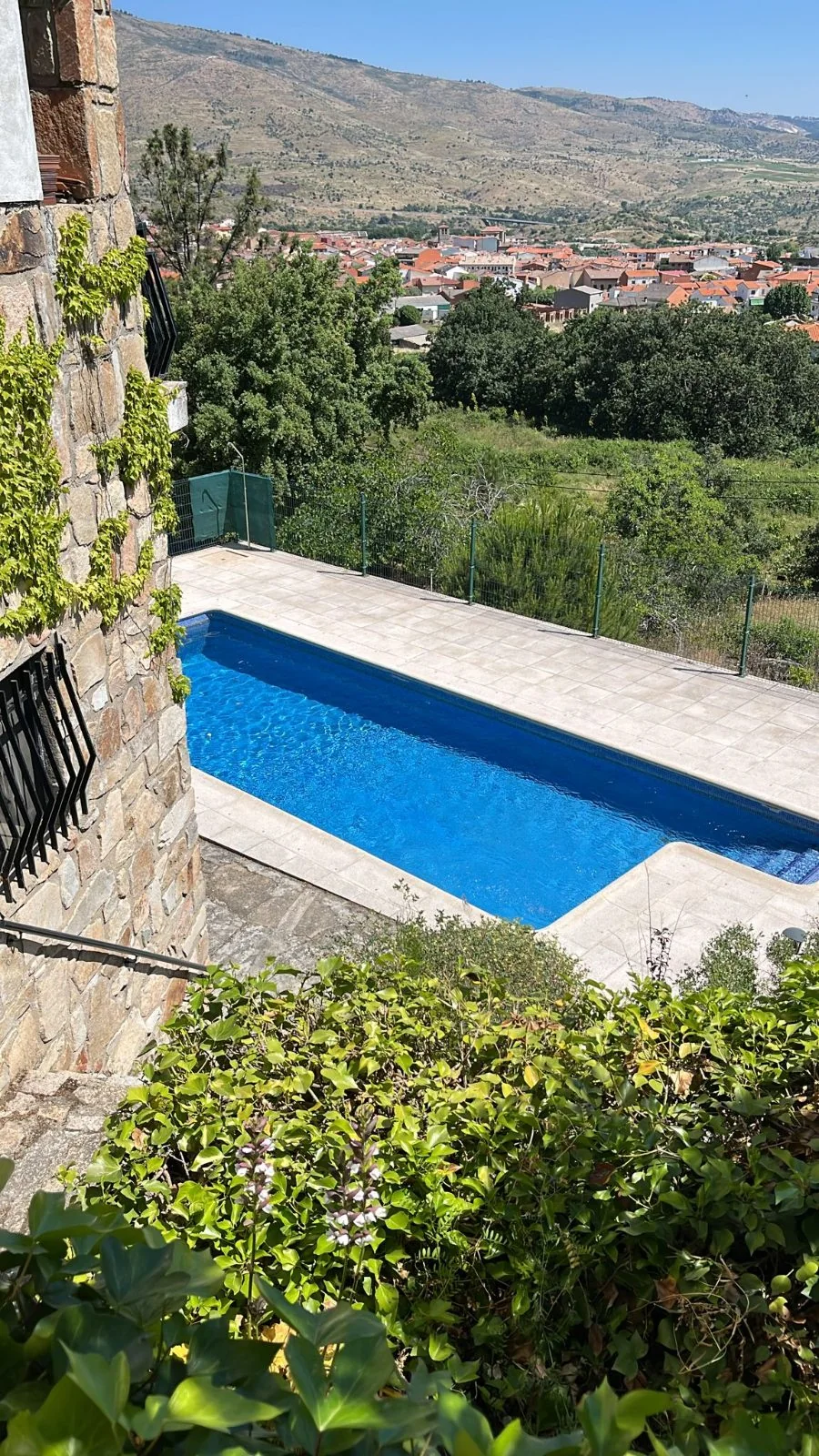 Piscina y jardín con vistas a la sierra