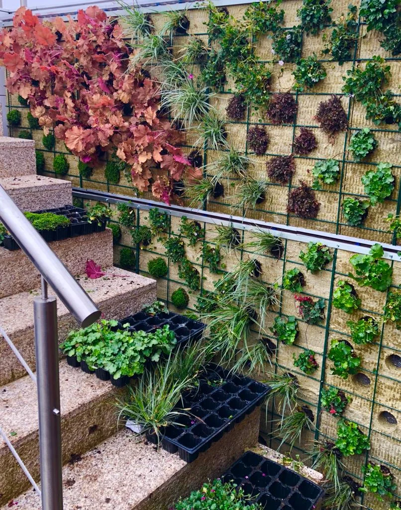 Jardín vertical instalado en una escalera exterior