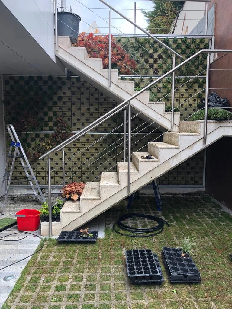 Montaje de un jardín vertical bajo una escalera
